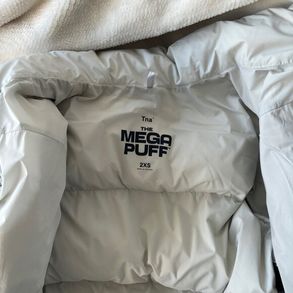 Aritzia TNA the Mega Puff Short Jacket - Picture 5 of 14